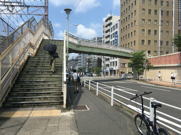 兵庫県庁方面へ向かう途中の歩道橋