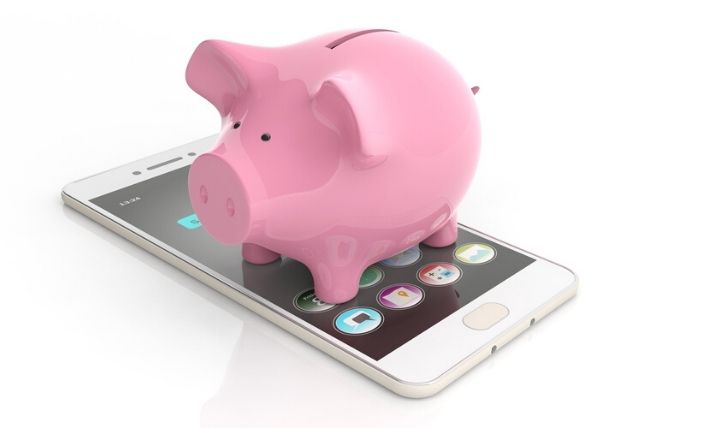 携帯と豚の貯金箱