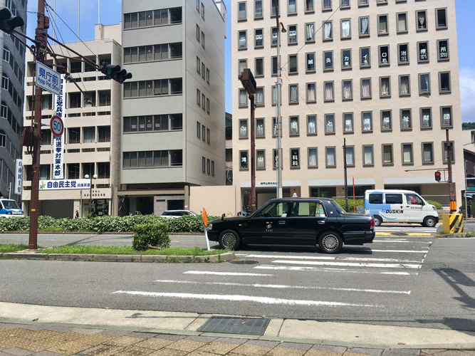 兵庫県庁舎前の横断歩道